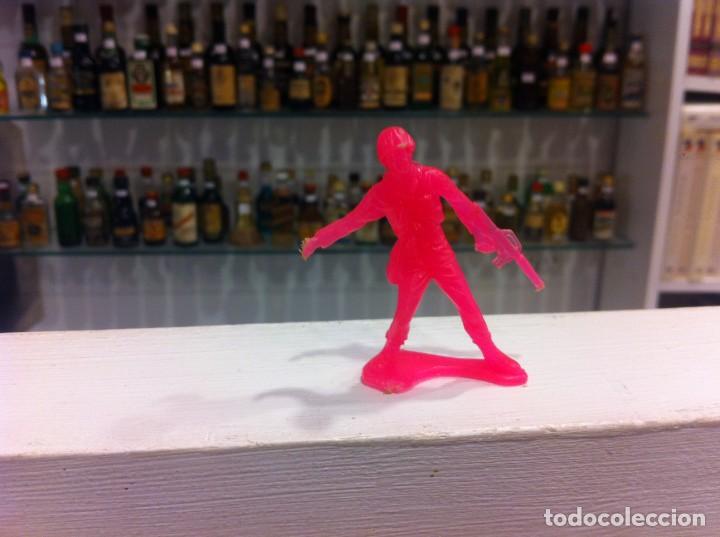 Figuras de Goma y PVC: SOLDADO DE PL&Aacute;STICO COLOR ROSA. ALTURA: 5,5cm