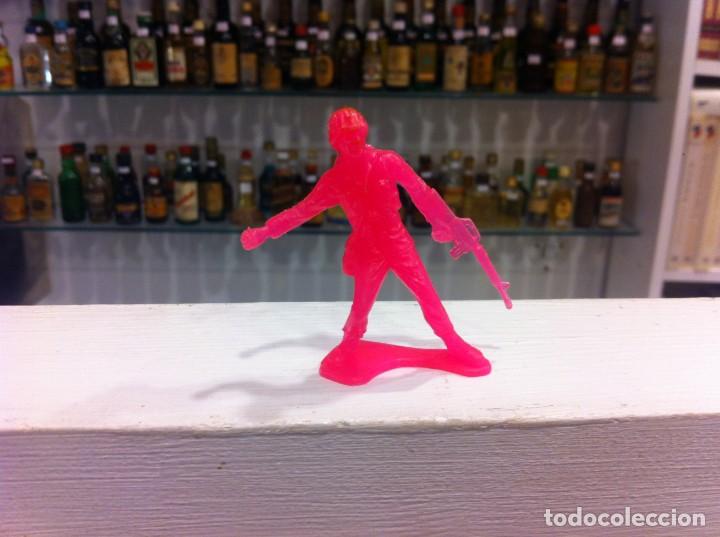 Figuras de Borracha e PVC: SOLDADO DE PL&Aacute;STICO COLOR ROSA. ALTURA: 5,5cm
