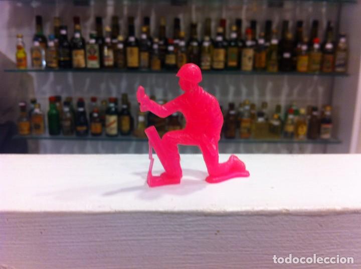 Figuras de Goma y PVC: SOLDADO DE PL&Aacute;STICO COLOR ROSA. ALTURA: 4,5cm
