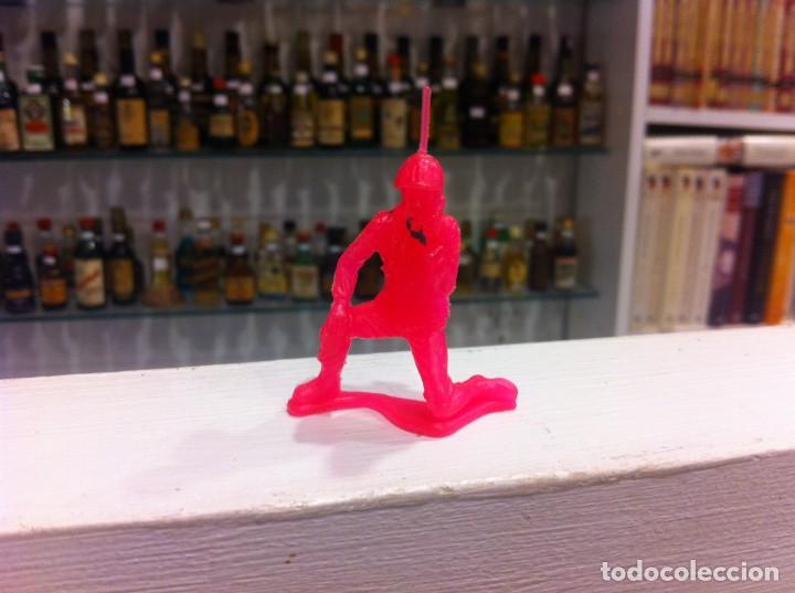 Figuras de Borracha e PVC: SOLDADO DE PL&Aacute;STICO COLOR ROSA. ALTURA: 4,5cm