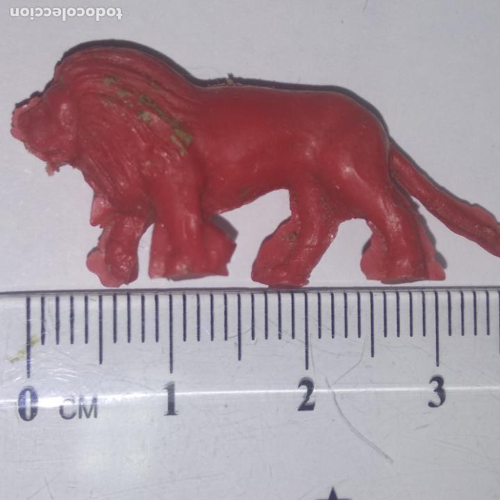Figuras de goma y PVC: Curiosa figura Le&oacute;n dunkin ?? - Foto 1