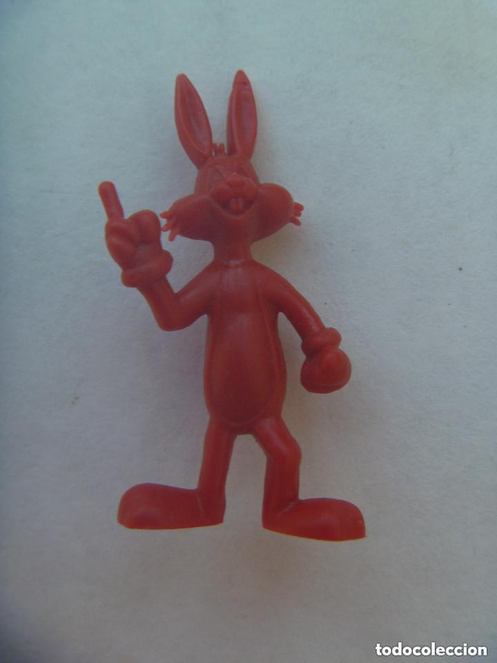 Figuras de goma y PVC: FIGURA DE DUNKIN DE WARNER BROS : EL CONEJO BUG BUNNY. - Foto 1