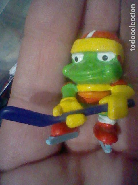 Figuras de Borracha e PVC: FIGURA RANA HOCKEY PINTADA A MANO PROMOCIONAL CHOCOLATE