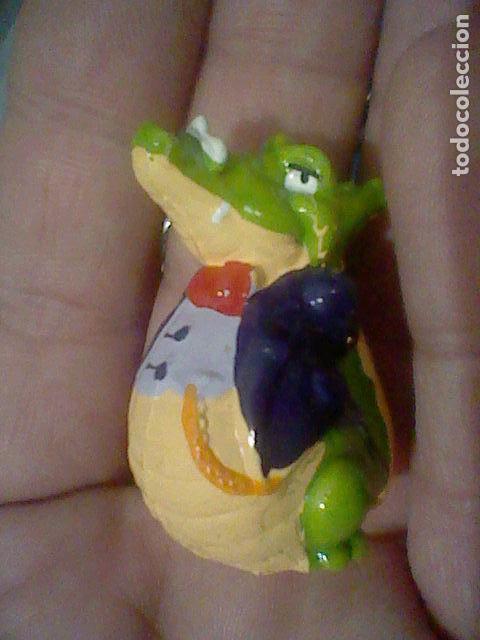 Figuras de Goma Kinder: FIGURA LAGARTO COCODRILO GORDO CHALECO PINTADA A MANO PROMOCIONAL CHOCOLATE