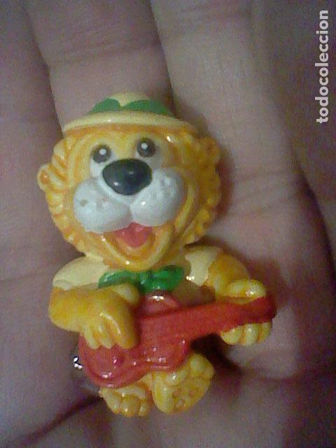 Figuras de Borracha e PVC: FIGURA  LEON GUITARRA PINTADA A MANO PROMOCIONAL CHOCOLATE *
