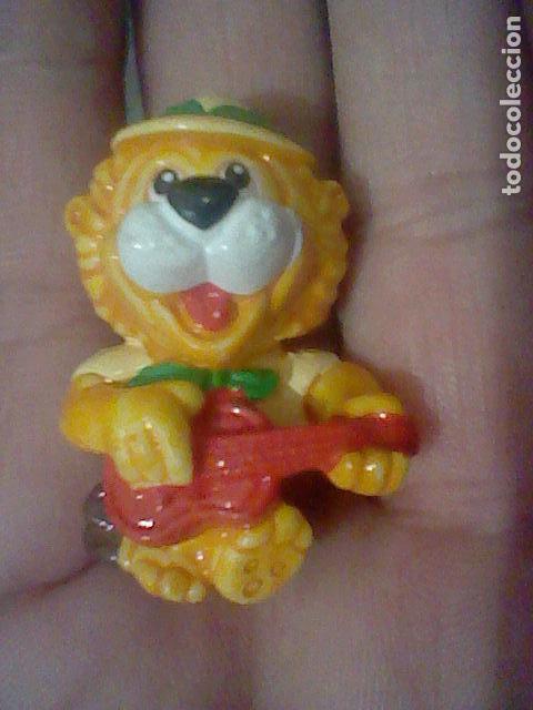 Figuras de Borracha e PVC: FIGURA LEON GUITARRA PINTADA A MANO PROMOCIONAL CHOCOLATE
