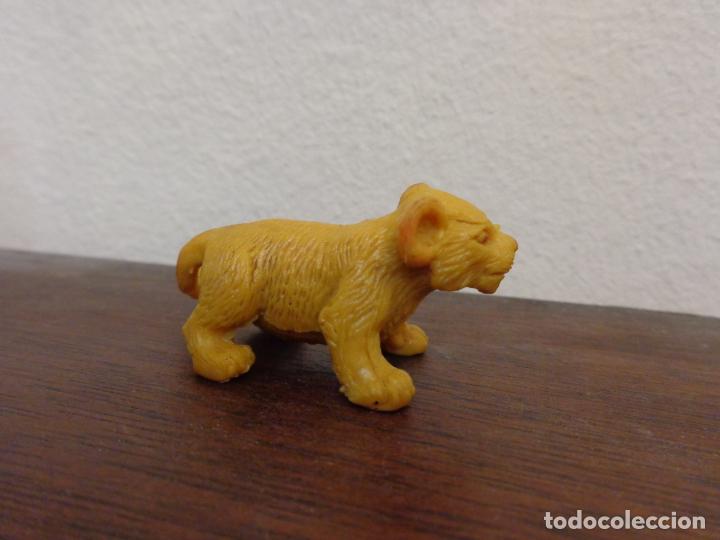 Figuras de goma y PVC: Figura Peque&ntilde;o Le&oacute;n Comansi - Foto 2