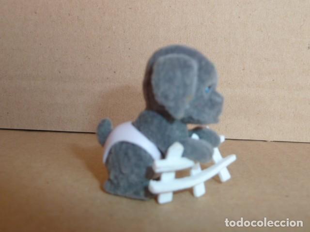 Figuras de goma y PVC: Figura de perro con pa&ntilde;al. Coleccionable - Foto 1