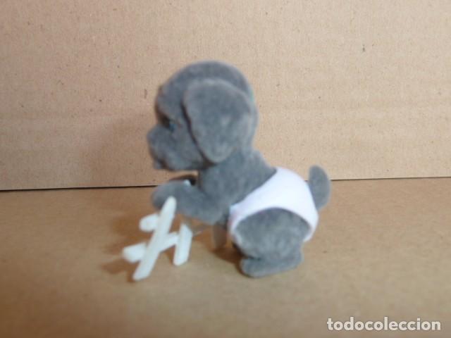 Figuras de goma y PVC: Figura de perro con pa&ntilde;al. Coleccionable - Foto 2