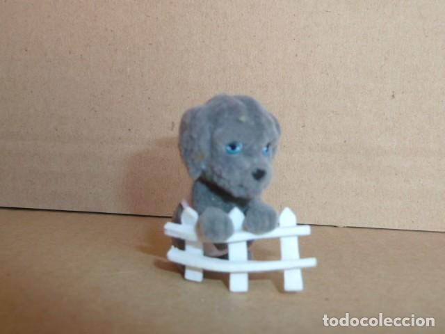 Figuras de goma y PVC: Figura de perro con pa&ntilde;al. Coleccionable - Foto 3