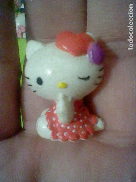 Figuras de Goma y PVC: KITTY HELLO GATITA LAZO VESTIDO LUNARES RIJO OJO GUI&Ntilde;ANDO PVC PINTADO MANO USADA