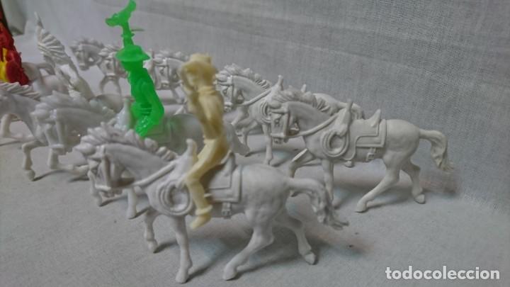 Figuras de goma y PVC: LOTE INDIOS Y VAQUEROS PL&Aacute;STICO TIPO COMANSI - Foto 2
