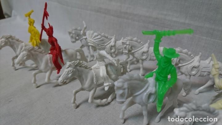 Figuras de goma y PVC: LOTE INDIOS Y VAQUEROS PL&Aacute;STICO TIPO COMANSI - Foto 3