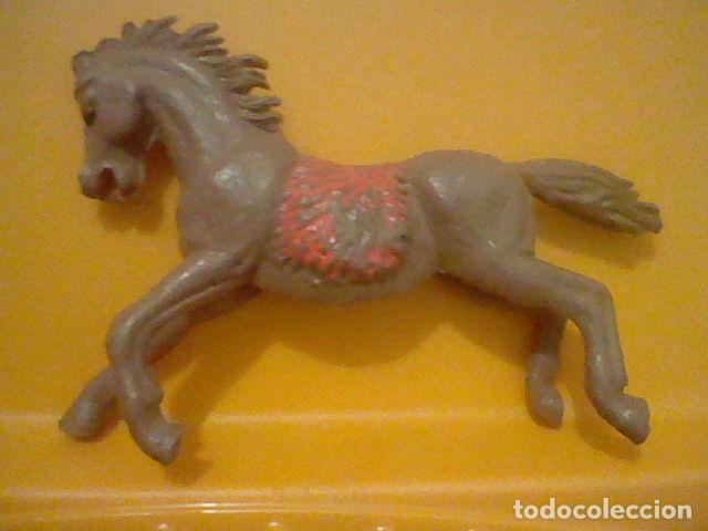Gummi- und PVC-Figuren: CABALLO PL&Aacute;STICO ANTIGUO MONTURA ROJA MONOCROMO MARRON HUECO GALOPE