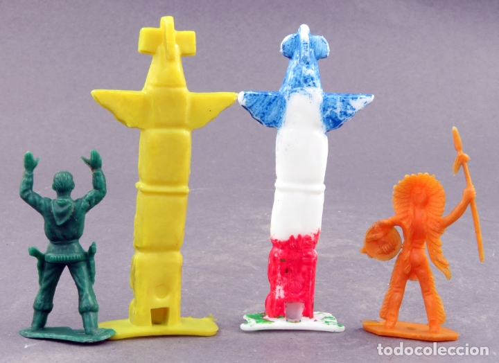 Figuras de goma y PVC: 2 totem y 2 indios pl&aacute;stico Comansi a&ntilde;os 80 - Foto 2