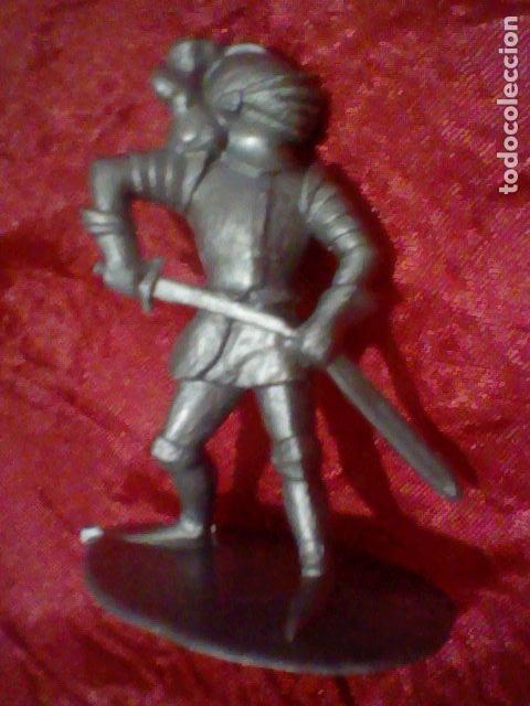 Rubber and PVC Figures: SOLDADO MEDIEVAL CRUZADO COLONIAS ARMADURA SACANDO ESPADA  PLASTICO PLATEADO GERMANY *