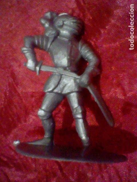 Rubber and PVC Figures: SOLDADO MEDIEVAL CRUZADO COLONIAS ARMADURA SACANDO ESPADA PLASTICO PLATEADO GERMANY
