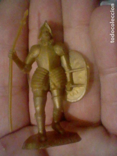 Figuras de Goma y PVC: SOLDADO INFANTERIA ESPA&Ntilde;OLA LANZA ESCUDO PLASTICO DORADO  PROMOCIONAL CROPAN PHOSKITOS SIMILAR