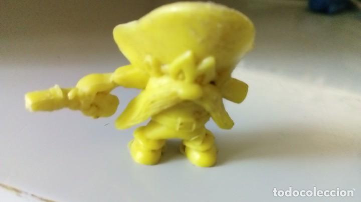 Figuras de goma y PVC: FIGURA DUNKIN WARNER BRAZO ROTO - Foto 1