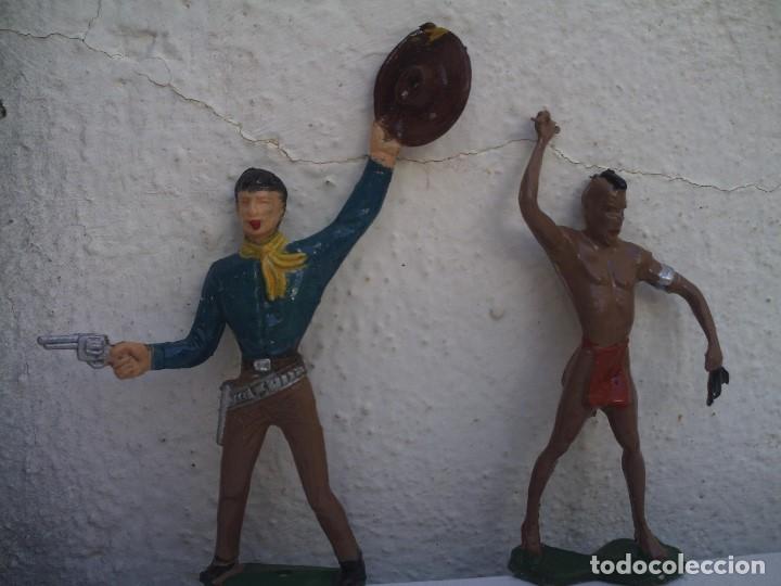 Figuras de goma y PVC: vaquero y indio de comansi - Foto 1