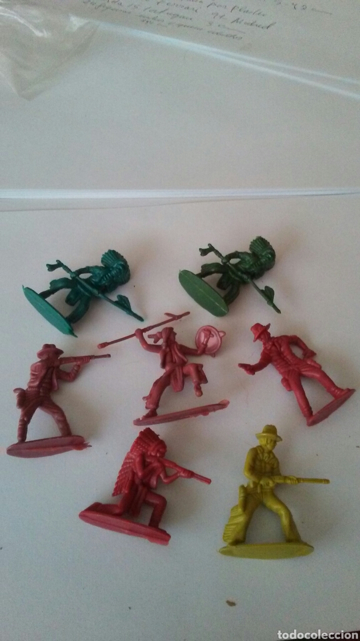 Figuras de goma y PVC: Bolsa con7 indios y vaqueros de Jecsan miden4y5 cent - Foto 1