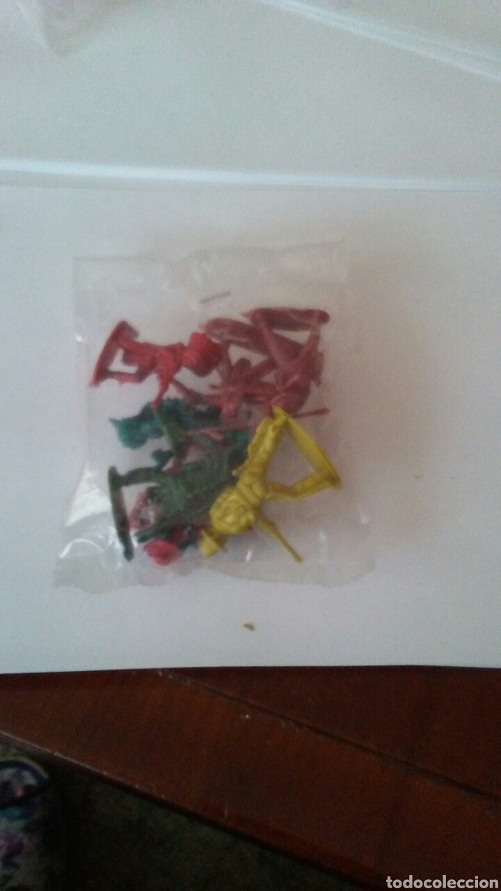 Figuras de goma y PVC: Bolsa con7 indios y vaqueros de Jecsan miden4y5 cent - Foto 2