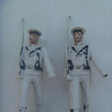 Figuras de Goma y PVC: LOTE DE 2 FIGURAS DE SOLDADOS DE INFANTERIA DE MARINA O MARINEROS DESFILANDO.. Lote 167604848