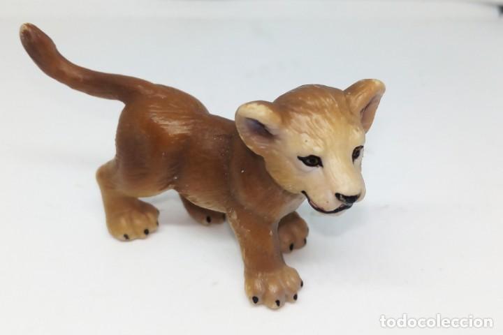 Figuras de goma y PVC: CACHORRO DE LEON MARCA SCHLEICH - Foto 1
