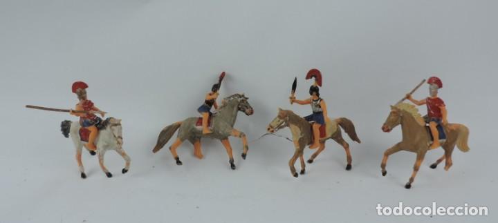 Figure di Gomma e PVC: CUATRO CABALLOS Y CENTURIONES, LEGION ROMANA, POSIBLEMENTE REAMSA O JECSAN, EN PLASTICO.