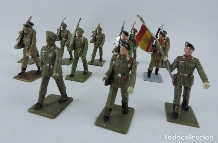 Figuras de Goma y PVC: 12 SOLDADOS Batallon de paracaidistas españoles desfilando De Reamsa, GOMARSA, SOLDIS 70. REALIZADOS - Foto 2 - 170660260