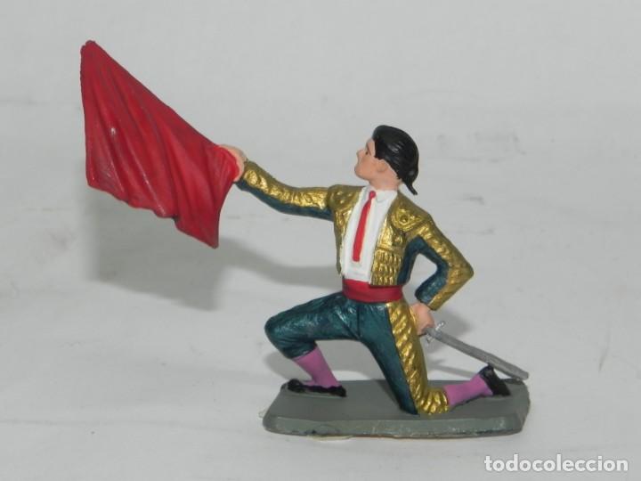 Figurines en Caoutchouc et PVC: TORERO REALIZADO EN GOMA, PASE RODILLA EN TIERRA, PECH, JECSAN?.