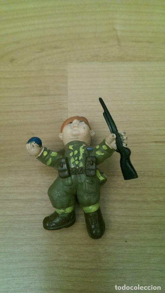Gummi- und PVC-Figuren: LOTE 2 FIGURAS &laquo;SOLDADOS DE GUERRA&raquo;