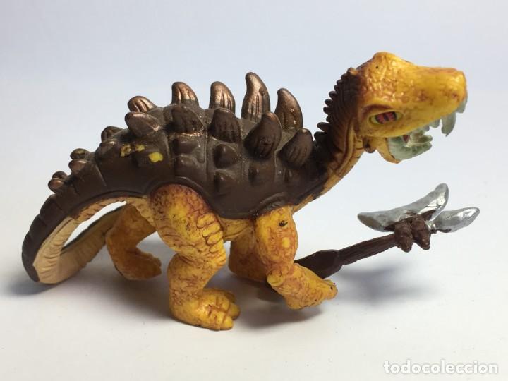 Figuras de goma y PVC: FIGURA DINOSAURIO CON ARMA - Foto 2