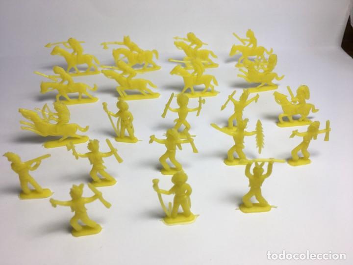 Figuras de goma y PVC: INDIOS AMARILLOS MONTAPLEX - Foto 1
