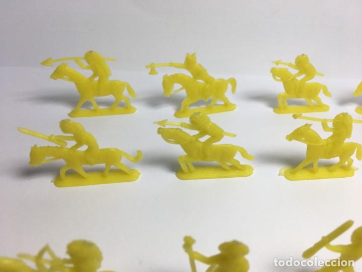 Figuras de goma y PVC: INDIOS AMARILLOS MONTAPLEX - Foto 2