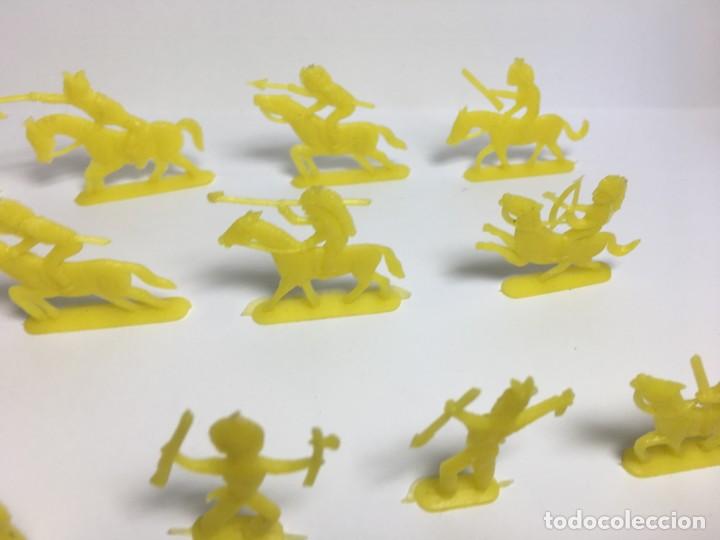 Figuras de goma y PVC: INDIOS AMARILLOS MONTAPLEX - Foto 3