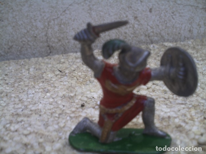 Figuras de goma y PVC: guerreo mediaval - Foto 1