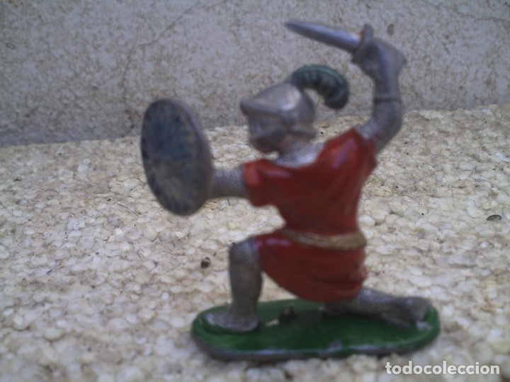 Figuras de goma y PVC: guerreo mediaval - Foto 2