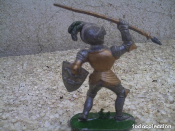 Figuras de goma y PVC: guerreo mediaval - Foto 1