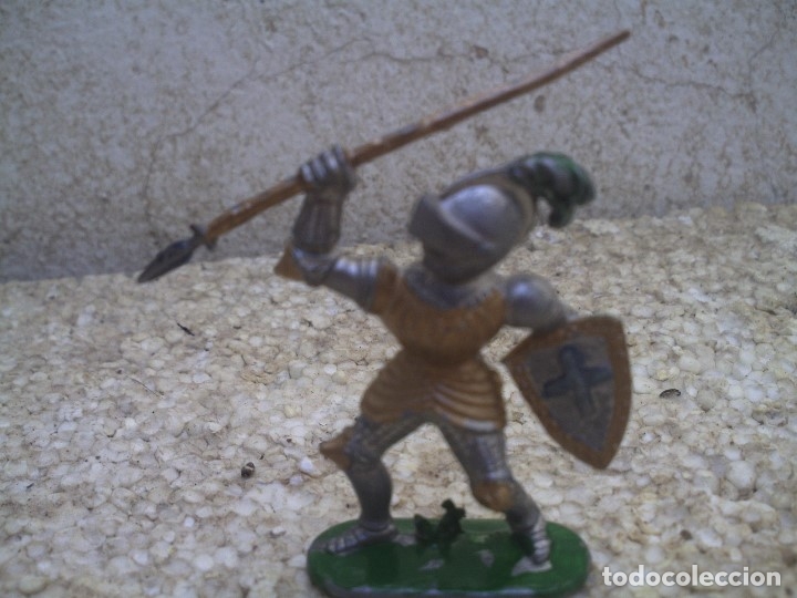 Figuras de goma y PVC: guerreo mediaval - Foto 2