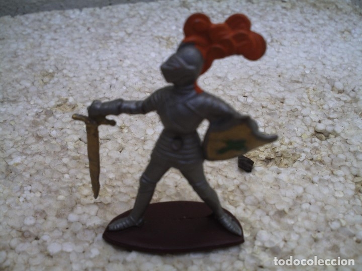 Figuras de goma y PVC: guerreo mediaval - Foto 1