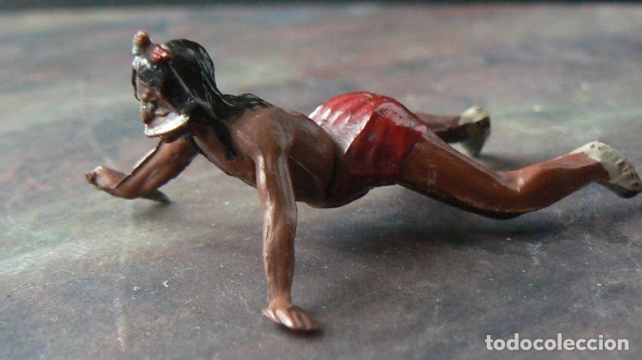 Figuras de goma y PVC: GAMA - INDIO TUMBADO CON PU&Ntilde;AL - Foto 1