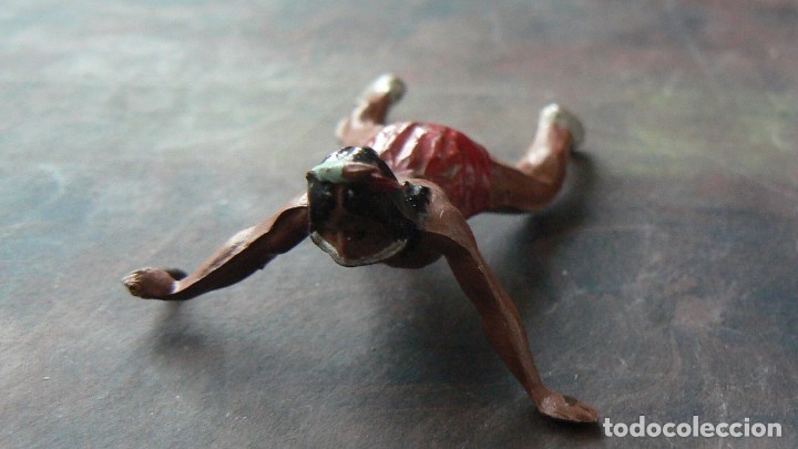 Figuras de goma y PVC: GAMA - INDIO TUMBADO CON PU&Ntilde;AL - Foto 3