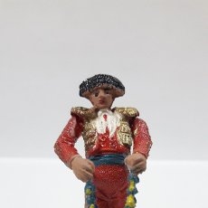 Figuras de Goma y PVC: BANDERILLERO TENTANDO AL TORO . REALIZADO POR TEIXIDO . AÑOS 60. Lote 176368000