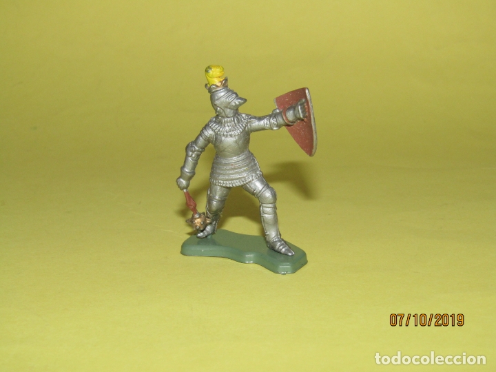 Figuras de Goma y PVC: Antiguo Guerrero Medieval con Armadura en Pl&aacute;stico de BRITAINS  - 1960s.