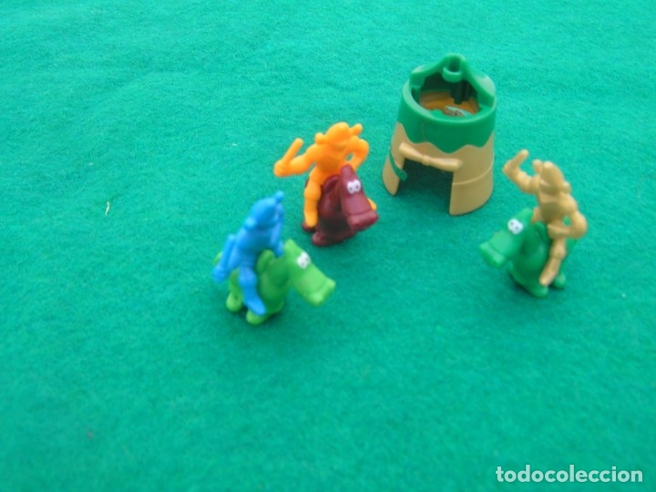 Figuras de Goma Kinder: Grupo de 3 caballeros o guerreros a caballo y una tienda incompleta. Huevos Kinder sorpresa.