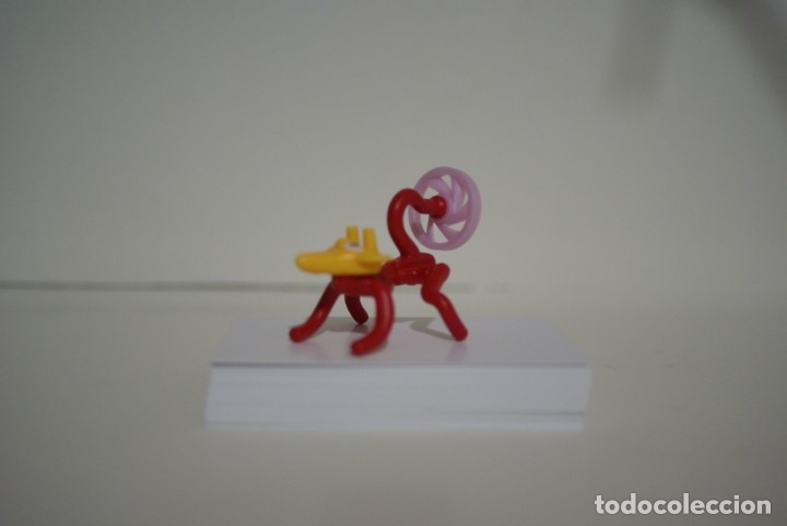 Figuras de goma Kinder: Mono rojo con h&eacute;lice K04 N&ordm;48 - Foto 1