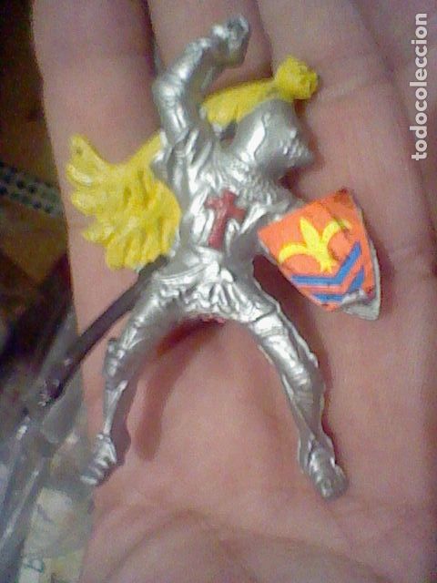 Rubber and PVC Figures: CABALLERO MEDIEVAL CON HACHA Y ESCUDO CON PEGATINA PLASTICO PLATEADO SIN CABALLO