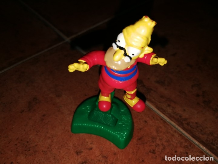 Figuras de goma y PVC: ABUELO SIMPSON FIGURA DE PLASTICO DEL BURGER KING 2002 SERIE FUTBOL MEDIDAS 11x6cm