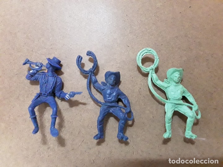 Figuras de goma y PVC: Lote vaqueros de plastico - Foto 1